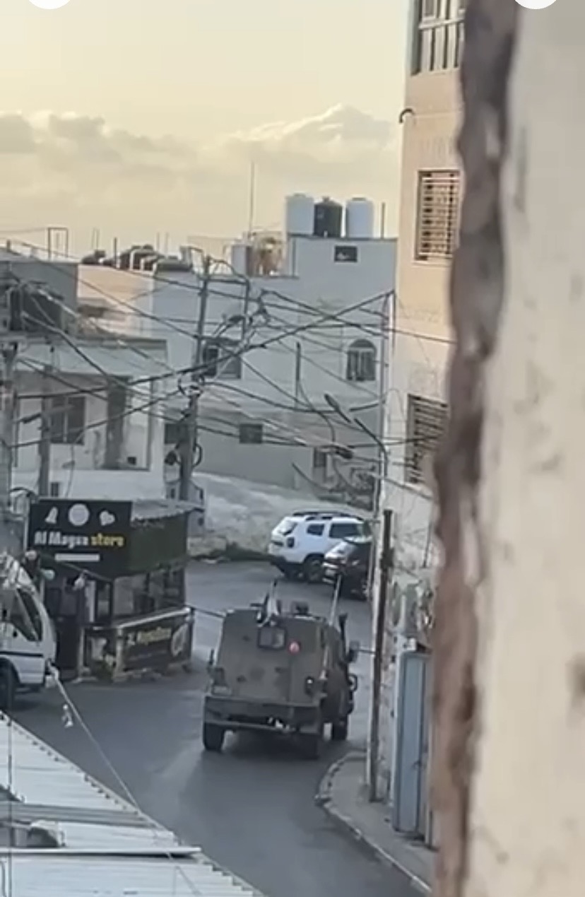 فيديو| قوات الاحتلال تقتحم بلدة سنجل شمال رام الله وتنصب حواجز داخل البلدة....