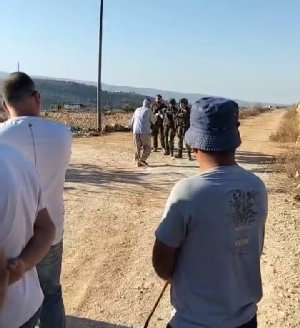 مع بداية موسم قطف الزيتون قوات الاحتلال تُضيق الخناق على الأهالي بحيث منعت اليوم الأهالي في قرية دير عمار غرب مدينة رام الله من الوصول إلى أراضيهم وحر...