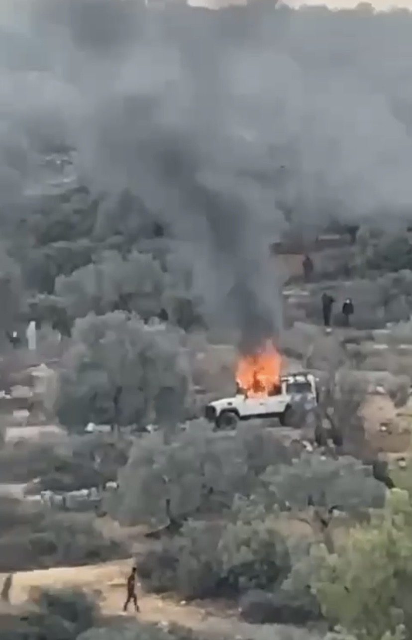 شاهد | مستوطنون يحرقون مركبة في بلدة بيتا جنوب نابلس....