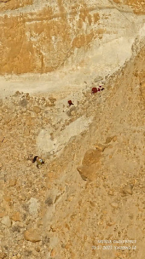 مصادر محلية: سقوط عدد من الأشخاص في منطقة البحر الميت، فيما لم تُعرف هوياتهم بعد...