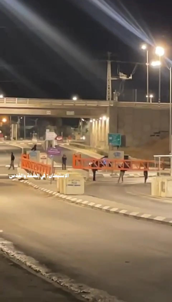 مستوطنون يقتحمون ويقومون بإغلاق بوابة بلدة حوارة جنوب نابلس....