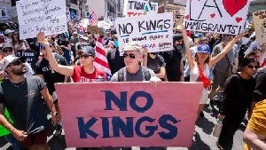 الملايين من الامريكيين يطالبون باسقاط حكم ترمب والتخلص منه 
▪️ 2500 مظاهرة في مدن الولايات المتحدة الأمريكية. 
▪️وهذه الاحتجاجات المليونية رفعت شعار "...