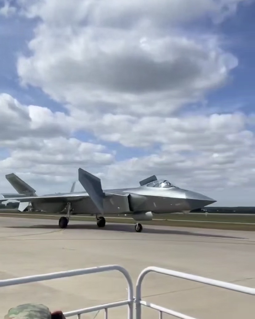 فيديو| أعلنت الصين رسميا عن طائراتها الشبيحية الجديدة من طراز J-20 من الفئة الخامسة، والتي تعتبر من أقوى المنافسين للطائرة الأمريكية F-22....