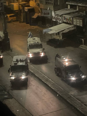 قوات الاحتلال تنفّذ سلسلة اقتحامات متزامنة في عدة مناطق بالضفة، شملت نابلس من حاجزي دير شرف والطور، وبلدات بيت أمر شمال الخليل، كوبر شمال رام الله، قص...