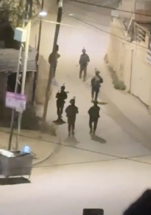 قوات الاحتلال تواصل اقتحاماتها في الضفة، حيث اقتحمت بلدة عقابا ومدينة طوباس، وحي جبل الطويل في البيرة، وبلدة حبلة جنوب قلقيلية، فيما تنتشر قواتها في ا...