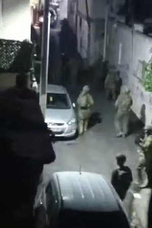 بعد اقتحام واسع استمر لساعات، قوات الاحتلال تعتقل نحو 50 شابا فجر اليوم في مخيم الدهيشة ببيت لحم....