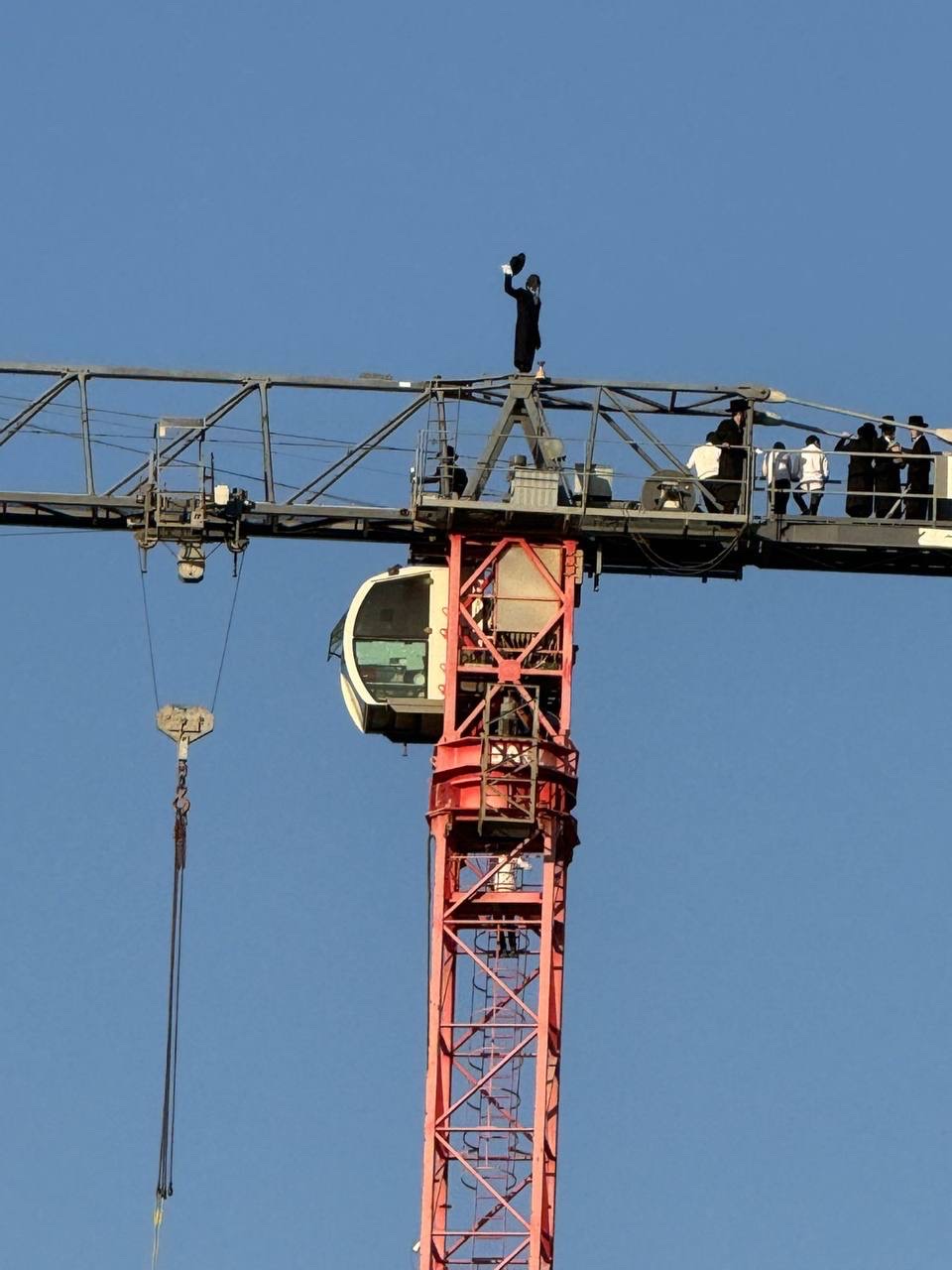 مقتل إسرائيليين من المتظاهرين الحريديم إثر سقوطهما عن علو من بناية سكنية في القدس المحتلة خلال مشاركتهما في التظاهرة الحاشدة ضد التجنيد....