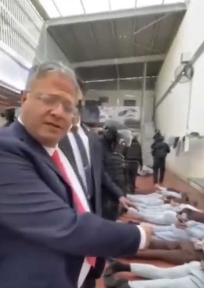 شاهد المتطرف بن غفير ينشر فيديو يظهر فيه أسرى فلسطينيين مكبلين بالأصفاد ويفترشون الأرض ويقول: هكذا نعاملهم، وبقي علينا فقط إعدامهم...