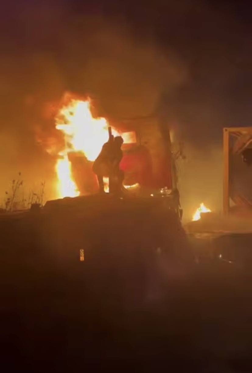 فيديو| اللحظات الأولى بعد إحراق المستوطنين على شاحنة وحافلة وتكسير زجاج منزل، في قرية فرعتا شرق قلقيلية....