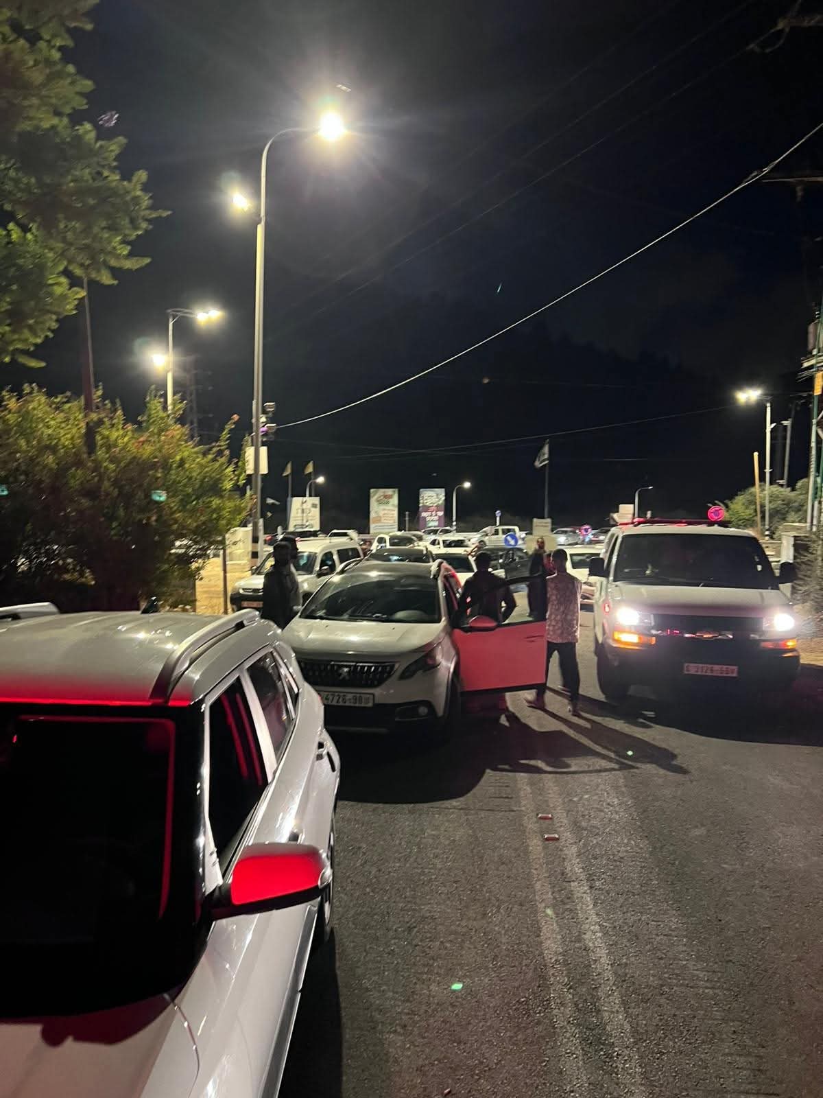 الصحة: الطواقم الطبية في مستشفى رفيديا الحكومي، تعاملت اليوم مع 8 إصابات جراء اعتداء المستوطنين والاحتلال عليهم بالضرب، في بلدات تل وبورين وسبسطية، جم...