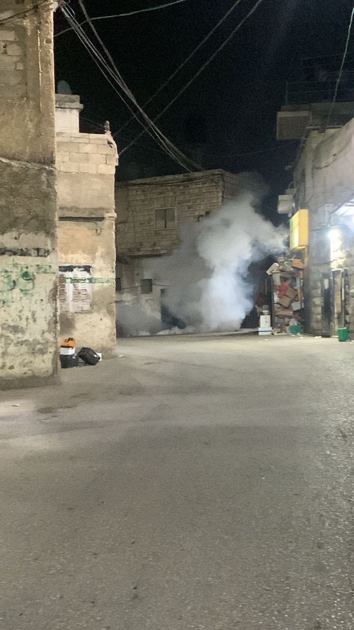 اندلاع مواجهات بين شبان فلسطينيين وقوات الاحتلال في قرية شقبا غرب رام الله، خلال اقتحام البلدة، وسط إطلاق مكثف لقنابل الغاز....
