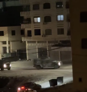 فيديو| قوات الاحتلال تواصل اقتحاماتها في مدن الضفة، تخللها مواجهات عنيفة مع الشبان وإطلاق كثيف للرصاص وقنابل الصوت والغاز، حيث اقتحمت مدينة أريحا وتمر...