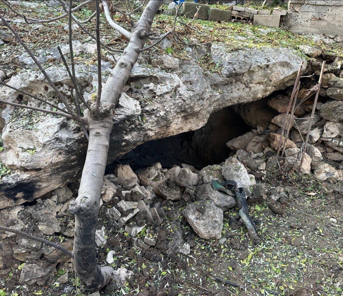 قوات الاحتلال تقتحم منطقة جبل السيّد في ضاحية ذنابة شرق طولكرم وتفجر مغارة، مما أدى إلى أضرار في المنازل المجاورة نتيجة قوة الانفجار. عقب العملية، اعت...