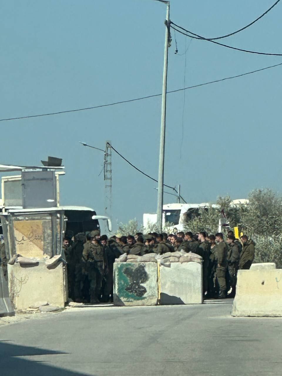 قوات الاحتلال تقتحم حاجز المربعة جنوب غرب نابلس وتقوم بإغلاقه، مع إعادة المركبات، وسط وجود حافلتين للمستوطنين في الموقع. و تواجد مكثف لجيش الاحتلال....