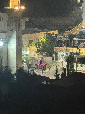 قوات الاحتلال تغلق مدخل قرية رأس كركر غرب  مدينة رام الله بالتزامن مع هجوم المستوطنين واعتدائهم على منازل المواطنين في قرية الجانية الملاصقة للقرية ....