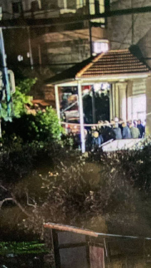 اقتحمت قوات الاحتلال مساء اليوم قرية دير بزيع غرب رام الله، وما زالت تحتجز  عددًا من الأهالي في ساحة المسجد وتجري معهم تحقيقات ميدانية.
وأفادت مصادر م...