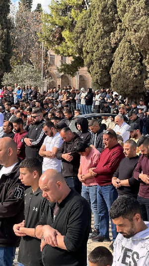 رغم التضييقات التي يفرضها الاحتلال على المصليين  50 ألف مُصلي يأدون صلاة الجمعة في المسجد الأقصى المبارك...