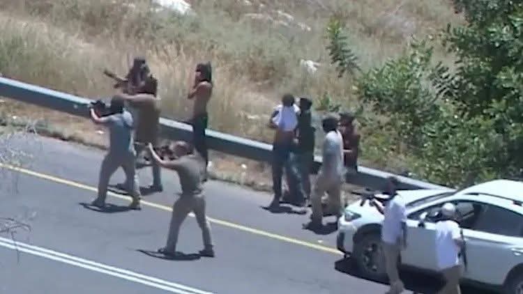 متابعة| مسؤول التوثيق بهيئة مقاومة الجدار والاستيطان أمير داوود: الجيش والمستوطنون يتبادلون الأدوار في تنفيذ الاعتداءات على الفلسطينيين وممتلكاتهم. هذ...