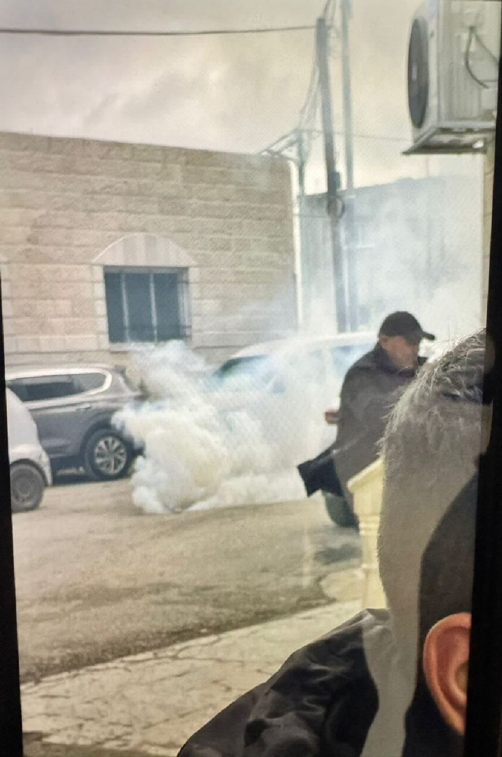 شاهد - خلال اقتحام البلدة قبل قليل، جيش الاحتلال يطلق قنابل الغاز تجاه مصلي الجمعة في بلدة قبيا غربي رام الله....