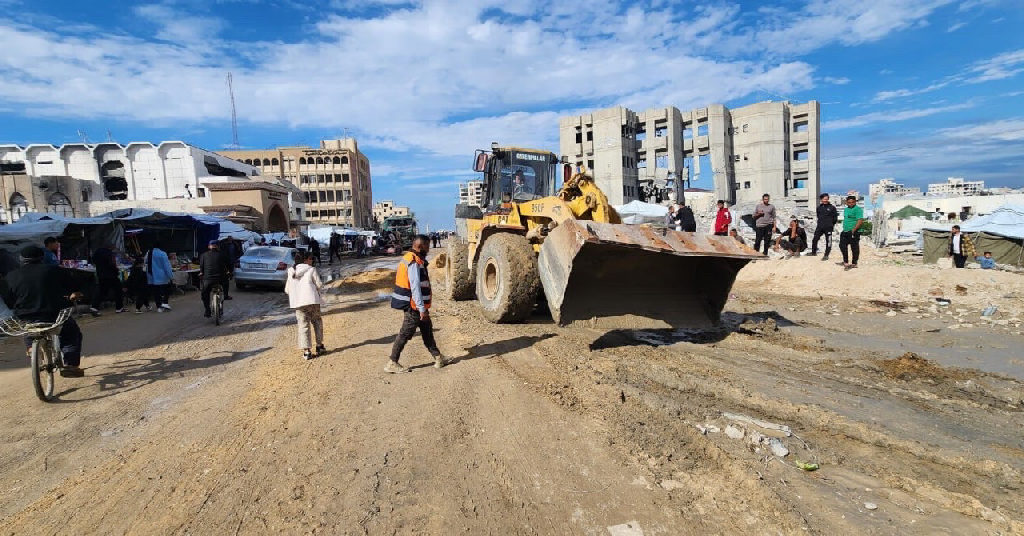 بلدية غزة:
▪️ أعمال تسوية شارع جمال عبد الناصر المعروف بشارع "الثلاثيني" شمال المدينة مقابل جامعة الأزهر والذي تعرض لتدمير كبير خلال حرب الإبادة

▪️وق...