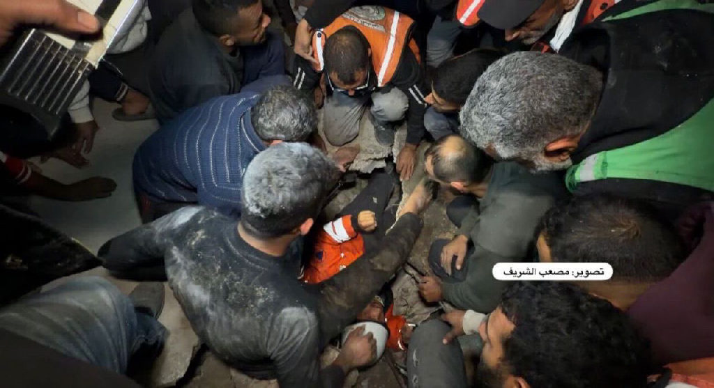 شاهد - نحو 7 عالقين تحت الركام على الأقل بعد انهيار منزل لعائلة لبد على رؤوس ساكنيه جراء تضرره من قصف سابق على حي الشيخ رضوان شمال غربي مدينة غزة وفرق...