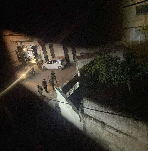 اقتحامات متزامنة لقوات الاحتلال في عدة مناطق بالضفة الغربية: 

نفذت قوات الاحتلال، حملة اقتحامات واسعة ومتزامنة طالت عددًا من المدن والبلدات والمخيمات...