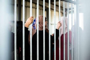 مكتب إعلام الأسرى : 
ـ ضمن سلسلة الاعتداءات الهمجية التي يشنها الاحتلال ضد الأسرى الفلسطينين تتعرض الأسيرات في سجن الدامون لأخراجهن إلى الساحات الخارج...