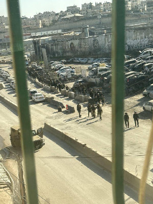 مُنذ ساعات الصباح اقتحمت قوات الاحتلال الاسرائيلي مخيم قلنديا شمال القدس المحتلة بقوات كبيرة وداهمت المنازل وشنت حملات اعتقالات واسعة في صفوف المواطني...