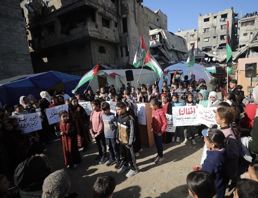 وقفة في مدينة غزة لطلبة المدارس لمطالبة العالم بتوفير بيئة تعليمية مناسبة وفتح المعابر والبدء بالأعمال وتوفير صفوف مدرسية بدلا من الخيام المهترئة....