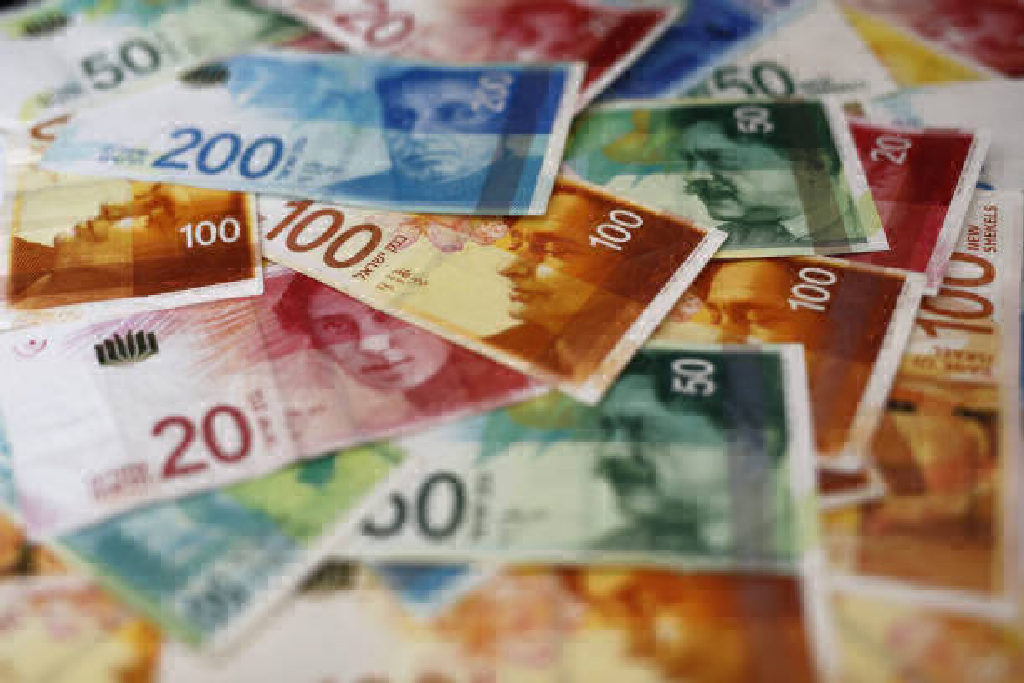 الاقتصاد الفلسطيني يسجل "انهياراً هيكلياً" بنهاية 2025 وسط استمرار العدوان والقيود.
خاص بالصوت الفلسطيني :
أفادت تقارير رسمية فلسطينية ودولية في ديسمب...