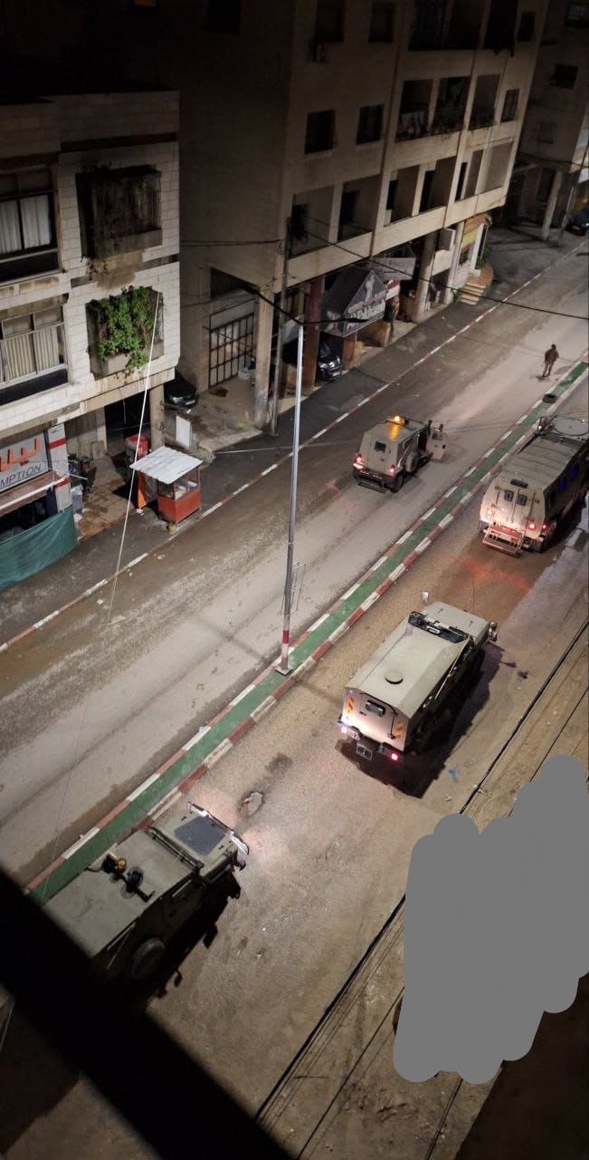 قوات كبيرة من جيش الاحتلال تقتحم المنطقة الشرقية لمدينة نابلس من ثلاثة محاور، وهي حاجز بيت فوريك، حاجز عورتا، وحاجز حوارة....