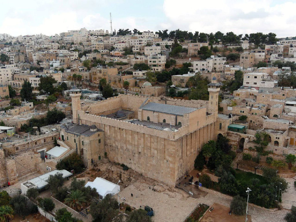 الانتهاكات الإسرائيلية خلال العام 2025 المتعلق بالحرم الإبراهيمي:

1. رفض الاحتلال تسليم الحرم لإدارة الحرم التابعة للأوقاف طيلة أيام الأعياد الدينية ...