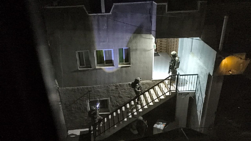 قوات الاحتلال تقتحم مدينة دورا جنوب الخليل بالضفة الغربية، حيث داهمت عمارة سكنية في منطقة واد الحمام وأطلقت طائرة مسيّرة (درون) في سماء وسط المدينة، ب...