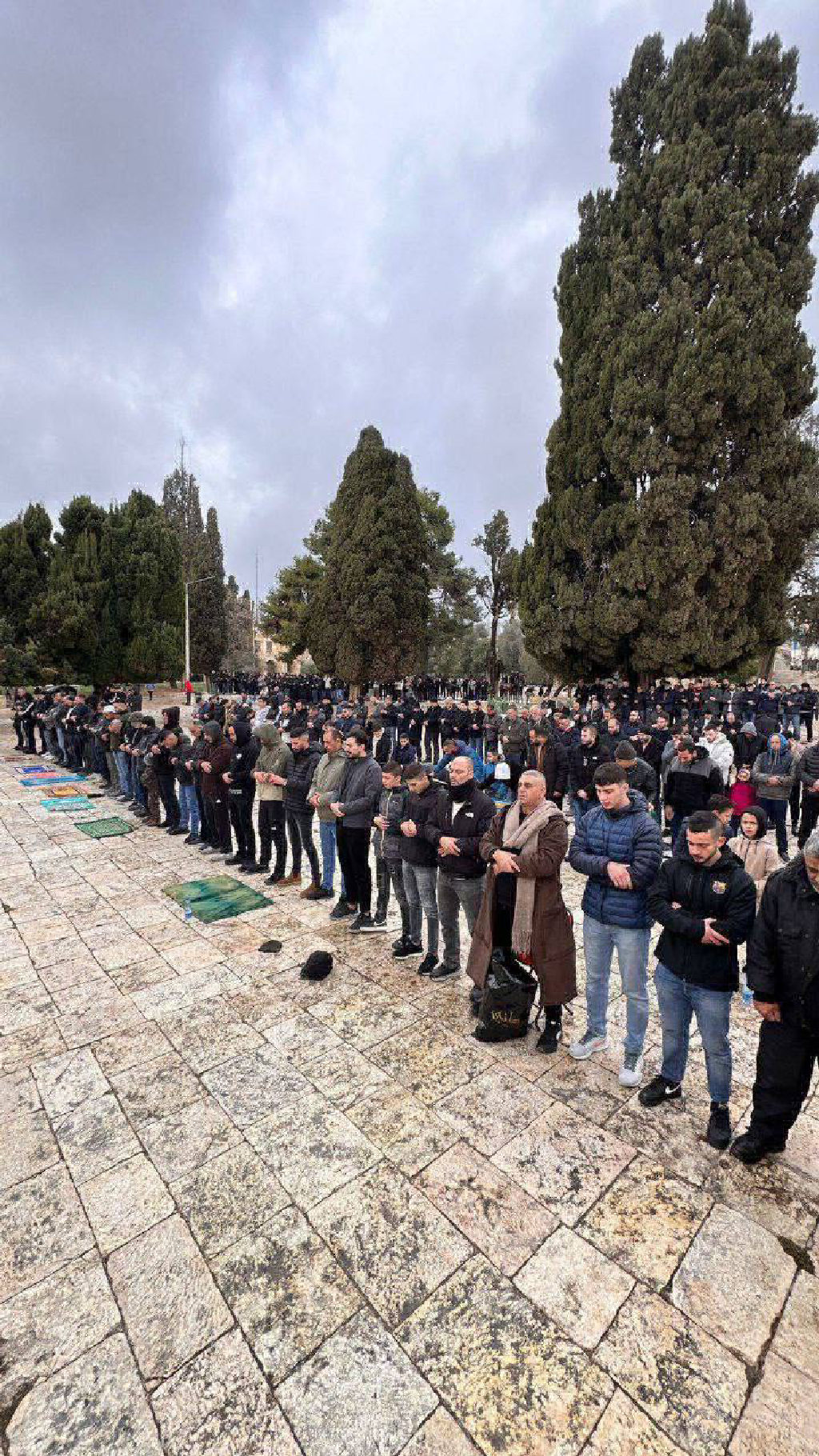 رغم التضييقات التي يفرضها الاحتلال على المصليين 50 ألف مصلي أدوا  صلاة الجمعة في المسجد الأقصى المبارك ....