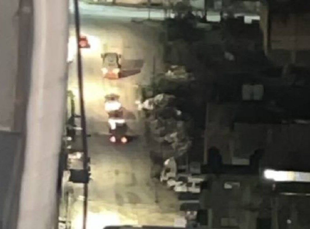 اقتحامات واسعة ومتزامنة نفذتها قوات الاحتلال طالت عدة محافظات في الضفة الغربية والقدس المحتلة مساء اليوم تخللتها مداهمات للمنازل، ونصب حواجز، وإطلاق ق...