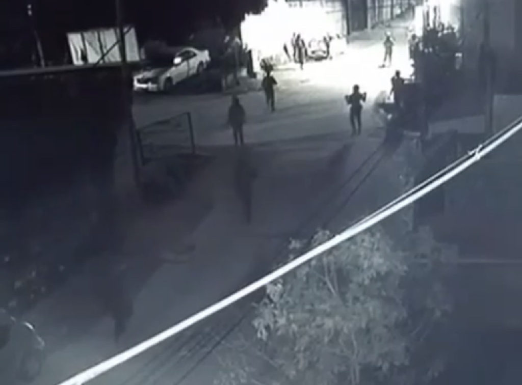 اقتحامات واسعة ومتزامنة نفذتها قوات الاحتلال مساء اليوم، طالت عدة محافظات في الضفة الغربية تخللتها مواجهات مع الشبان، ومداهمات للمنازل، وانتشار مكثف ل...