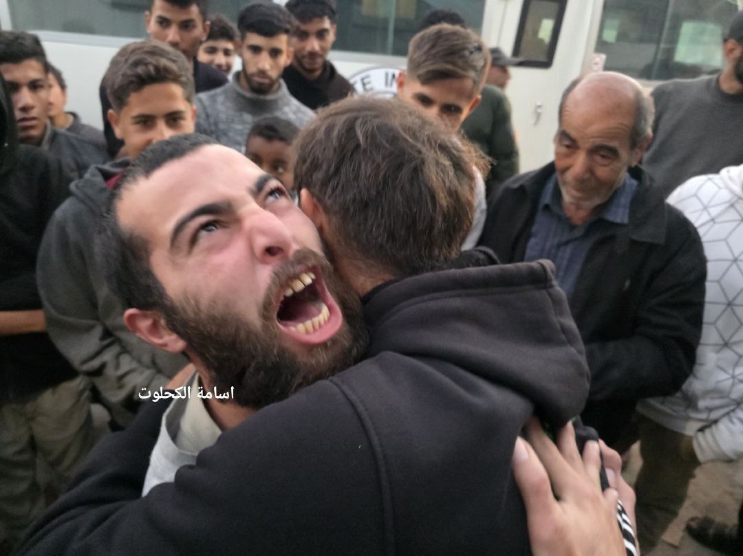 وصل 10 أسرى محررين إلى مستشفى شهداء الأقصى في قطاع غزة، وهم: جهاد إسماعيل يوسف الغندور (35 عامًا)، سميح أيمن محمد حسين (25 عامًا)، صلاح عطية صلاح ابوش...