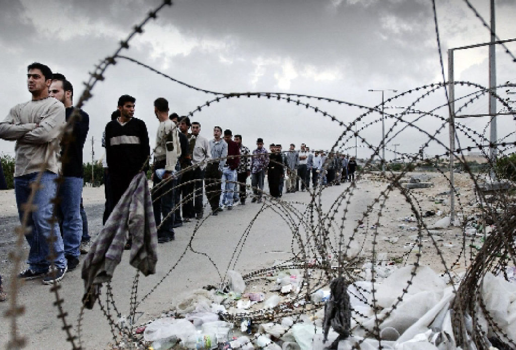 مع تزايد القيود التي تفرضها دولة الاحتلال على الضفة الغربية بعد السابع من أكتوبر 2023 تصاعدت موجة القيود التي بدأت تفرضها قوات الاحتلال ضد العمال الفل...