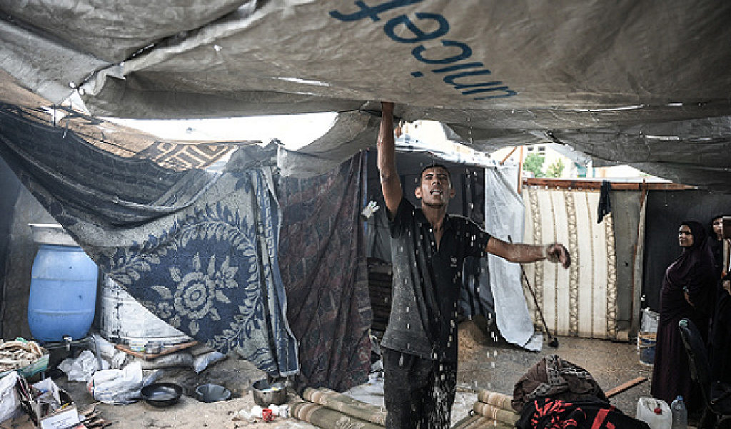 حين تصبح حبات المطر "عدواً" يطارد النازحين في قطاع غزة .
(خاص بالصوت الفلسطيني )

مع اقتراب كل منخفض جوي، لا يرفع النازحون في قطاع غزة أكفهم طلباً للغ...