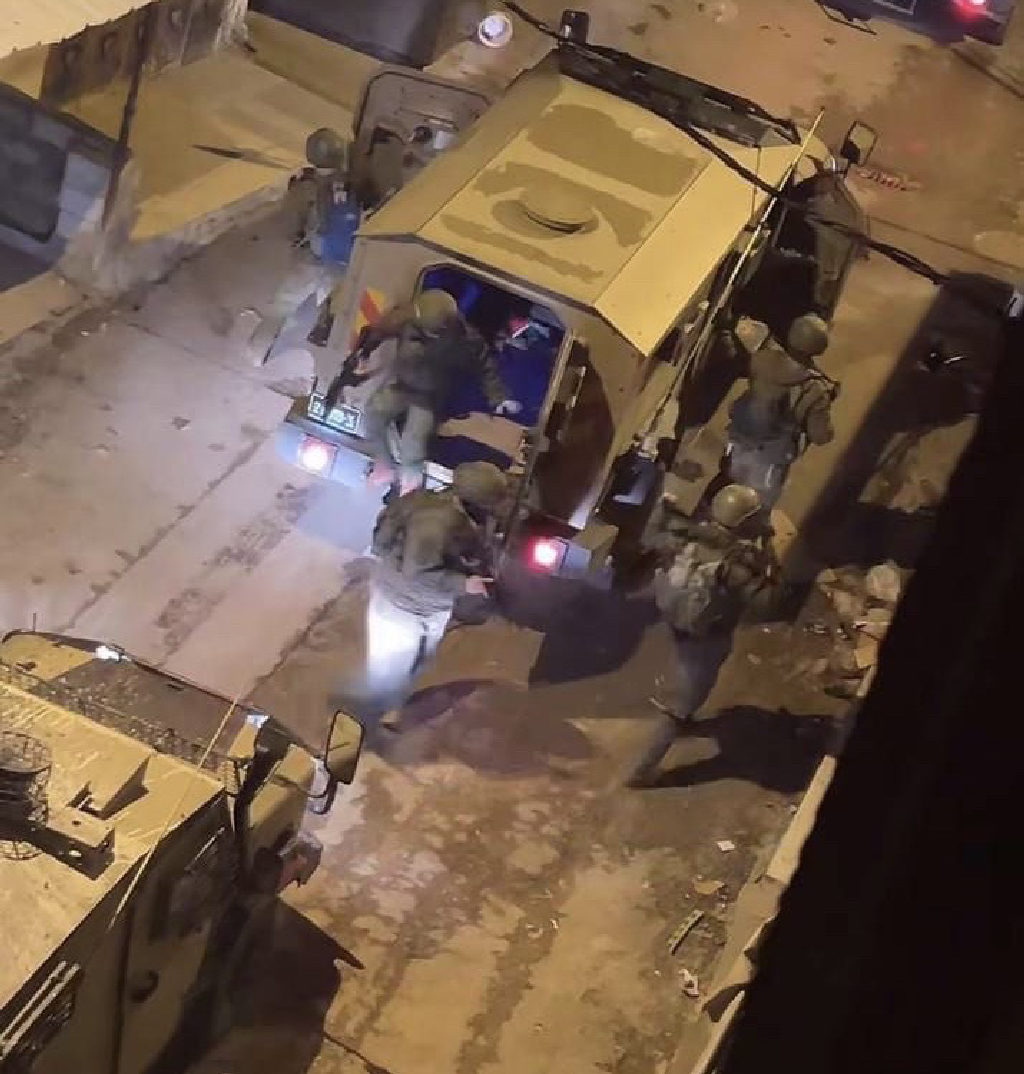 اقتحامات متواصلة تنفذها قوات الاحتلال في الضفة الغربية
تواصل قوات الاحتلال، منذ مساء اليوم، تنفيذ اقتحامات وانتشارًا ميدانيًا في عدد من المناطق بالضفة...