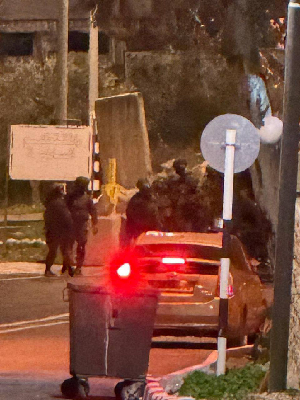 . اقتحامات واسعة لقوات الاحتلال في الضفة الغربية .

 . نفّذت قوات الاحتلال حملة اقتحامات متزامنة طالت عددًا كبيرًا من المدن والبلدات والمخيمات في الضف...