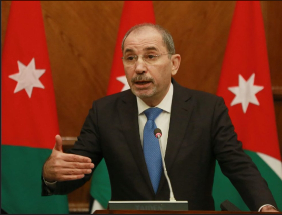 وزير الخارجية الأردني، في كلمة بمجلس الأمن:

- المجتمع الدولي بأسره يرفض ضم الضفة الغربية، وترامب أكد أنه لن يسمح بضم الضفة لكن الحكومة الإسرائيلية سر...