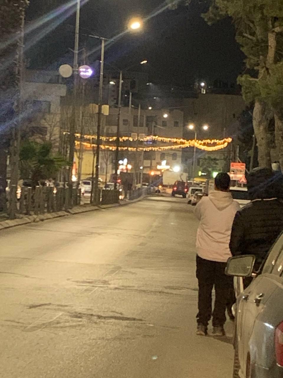 مواجهات عنيفة على مدخل مخيم الأمعري بمدينة البيرة، والاحتلال يطلق قنابل الصوت والغاز تجاه الشبان....