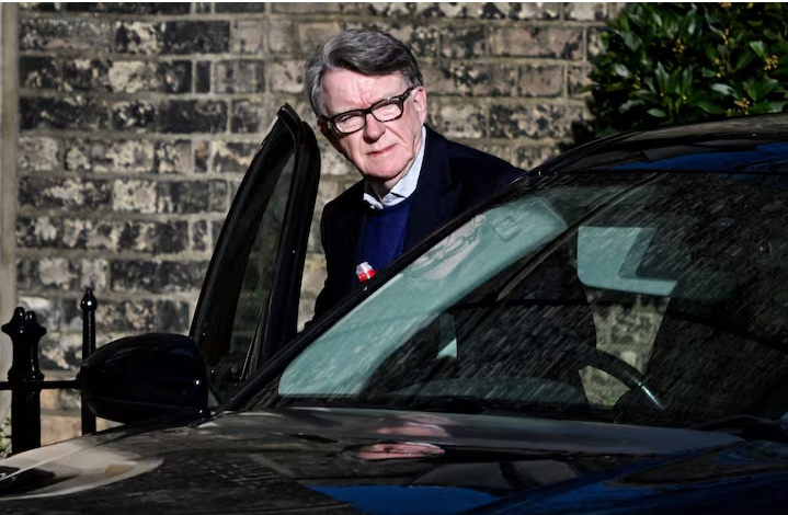 ألقت شرطة لندن القبض على سفير بريطانيا السابق لدى الولايات المتحدة، بيتر ماندلسون، للاشتباه في ارتكابه مخالفات في منصبه العام وسط اتهامات تتعلق بعلاقا...