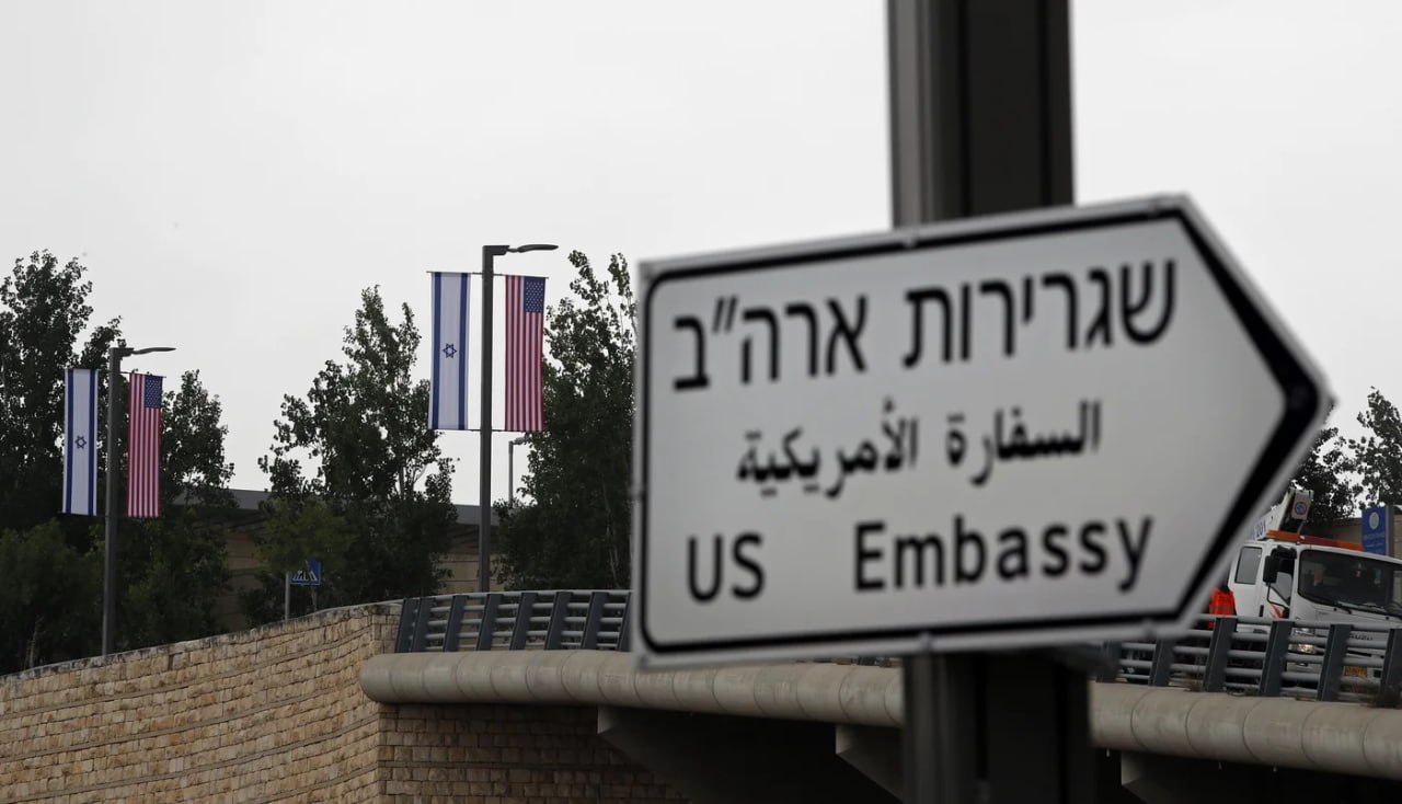 وسائل إعلام إسرائيلية:
في سابقة تاريخية، ستقدم السفارة الأميركية خدمات قنصلية في الضفة الغربية، مشيرةً إلى أن مراكز القنصلية الأميركية ستكون داخل مستو...