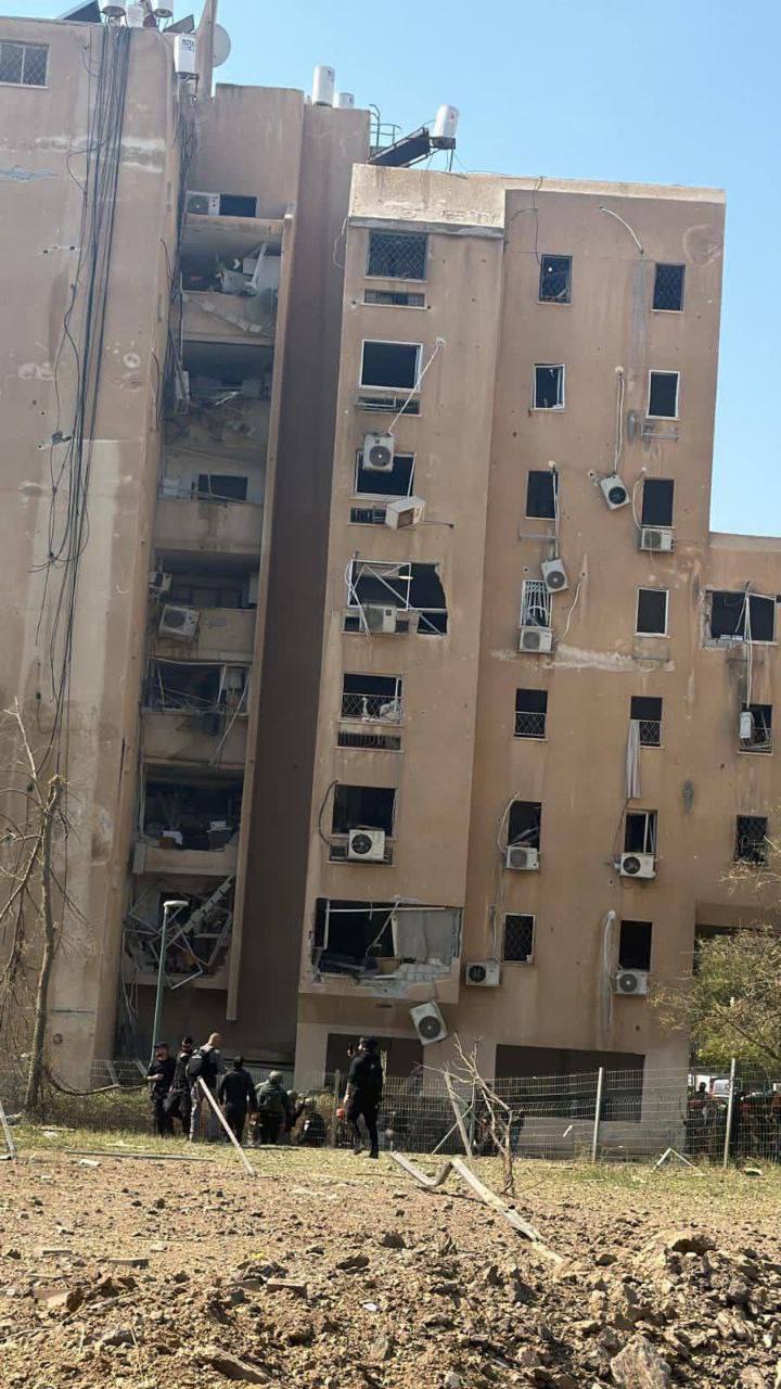 صحيفة يديعوت أحرونوت: عدد المصابين نتيجة سقوط صاروخ في بئر السبع وصل إلى 74 مصابًا....