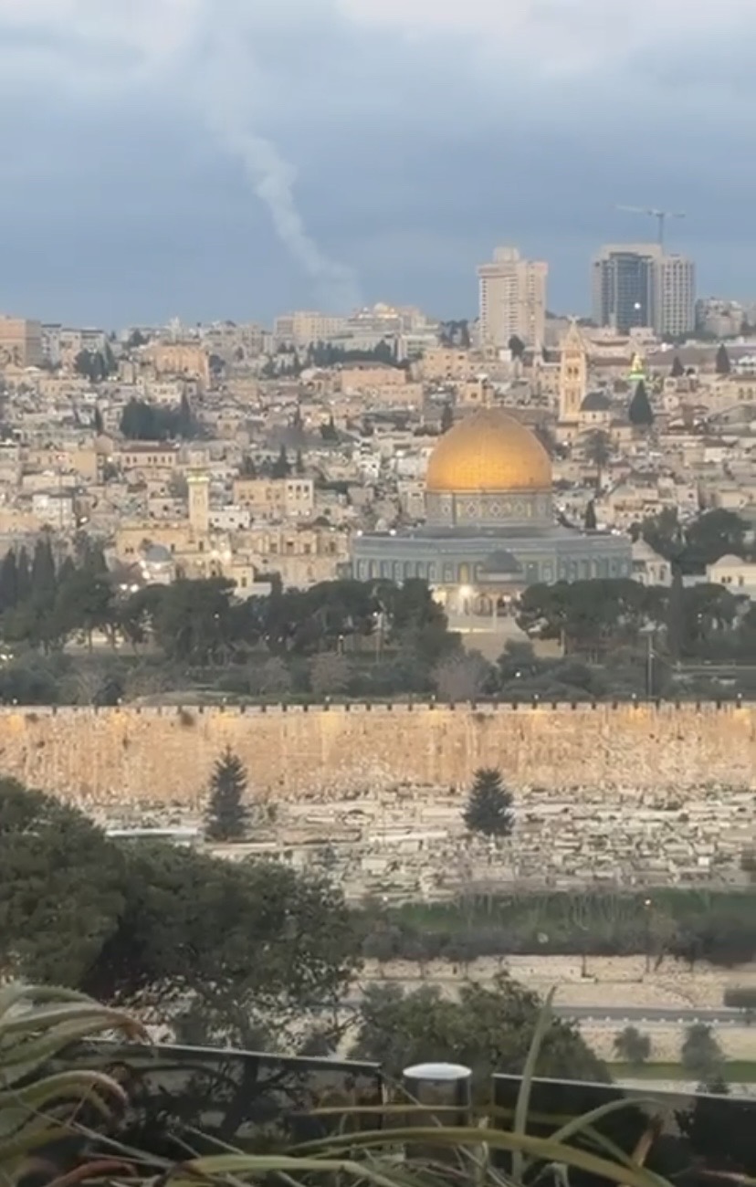 فيديو | مشاهد للصواريخ الإيرانية في أجواء القدس قبل قليل....