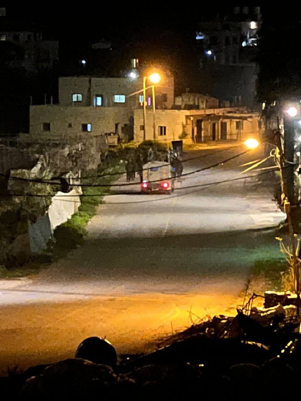 تواصل قوات الاحتلال، منذ منتصف اللية الماضية - ساعات الفجر، تنفيذ حملة اقتحامات ومداهمات في عدد من محافظات الضفة الغربية، تخللها إطلاق الرصاص الحي وقن...