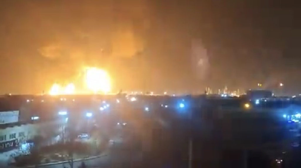 غارات إسرائيلية واسعة على خزانات ومنشآت نفطية ومجمع للصناعات الجوية في مناطق مختلفة من إيران....