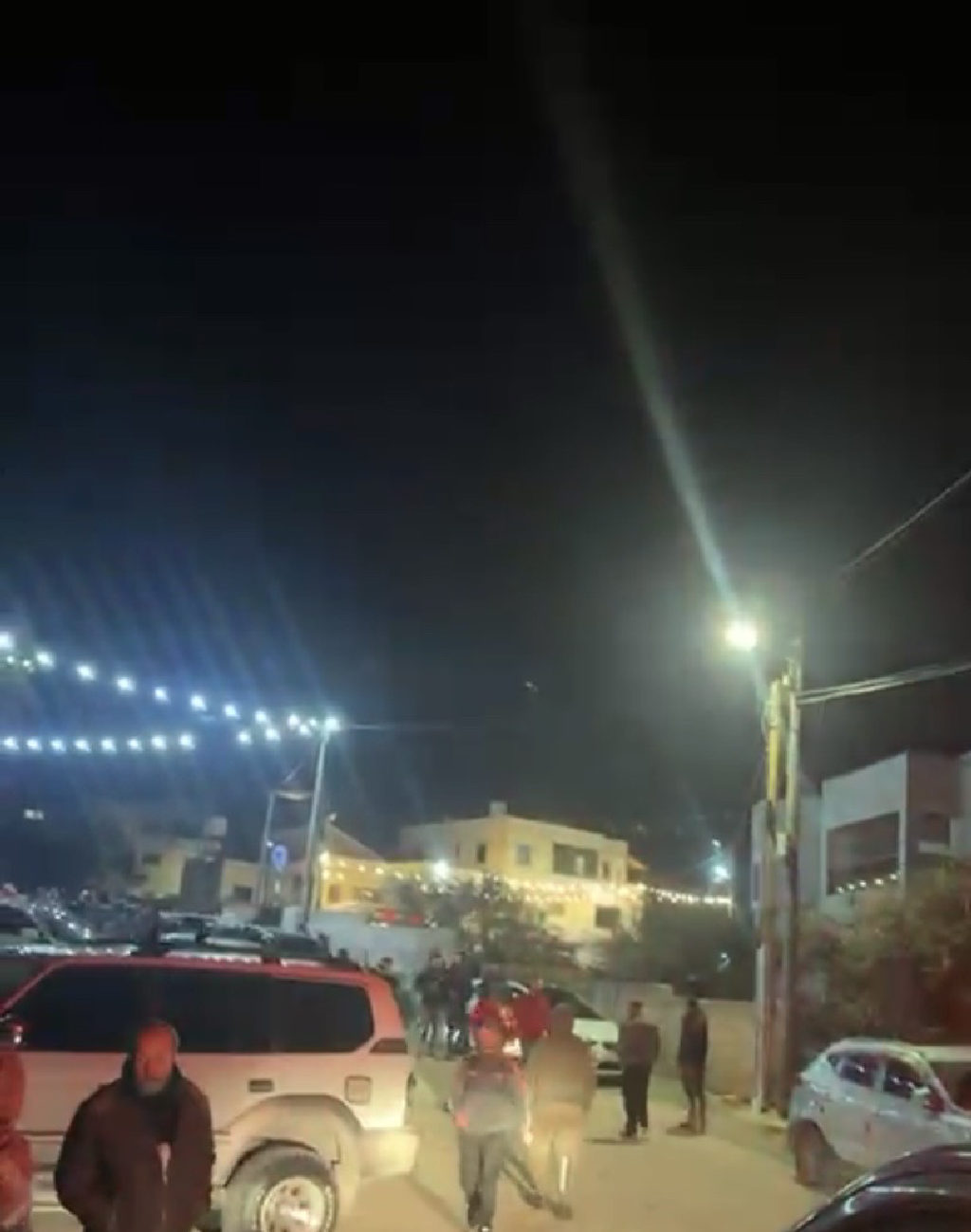 هجوم قطعان المستوطنين على خربة أبو فلاح شرق رام الله، وتصدي الأهالي لهم، ما أسفر عن عدد من الإصابات بالرصاص، وسط تواجد مكثف لسيارات الإسعاف وحشود من ا...